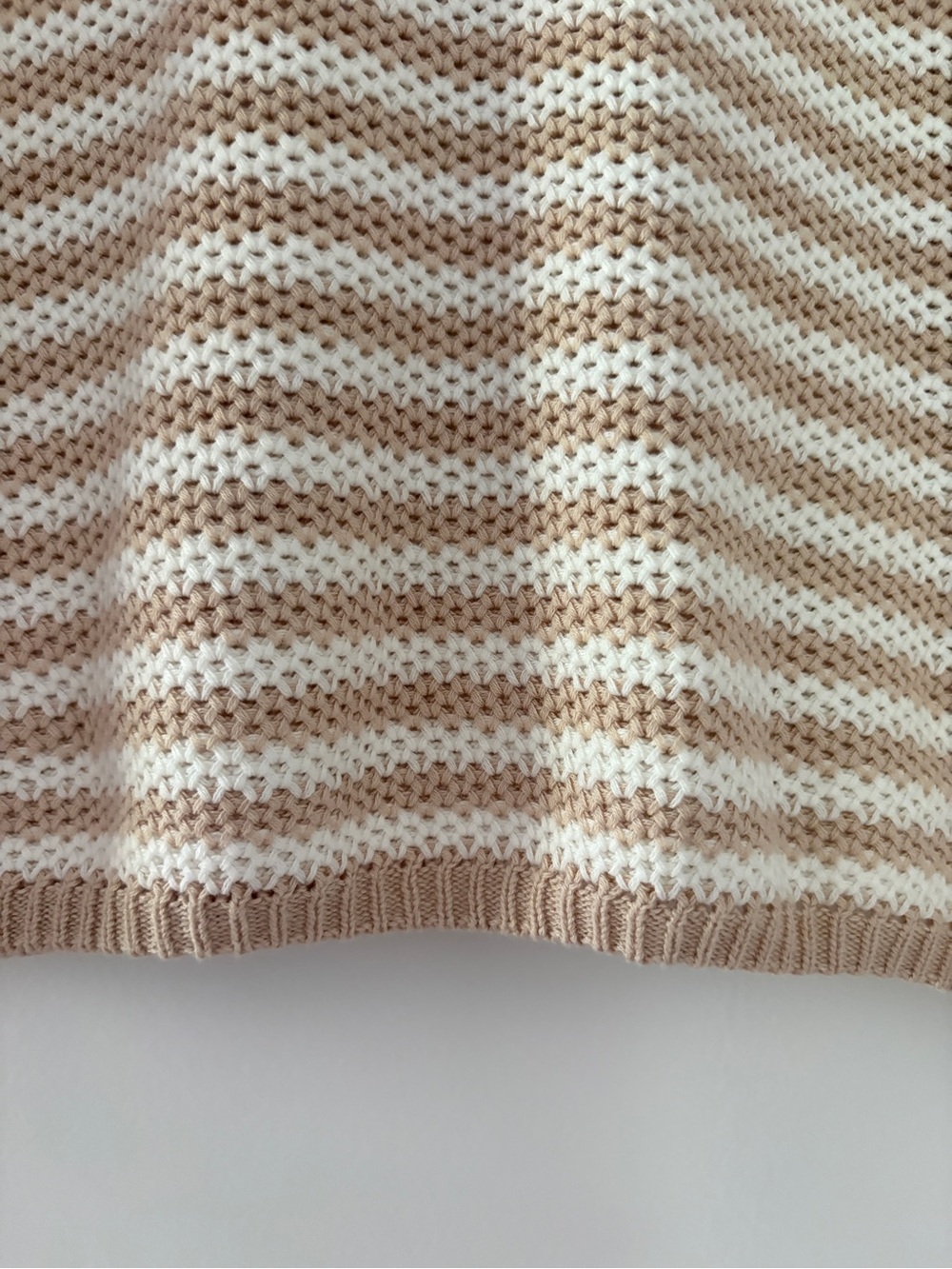 Marled Beige & White Striped V‑Neck Short‑Sleeve Sweater - Picture 6 of 8